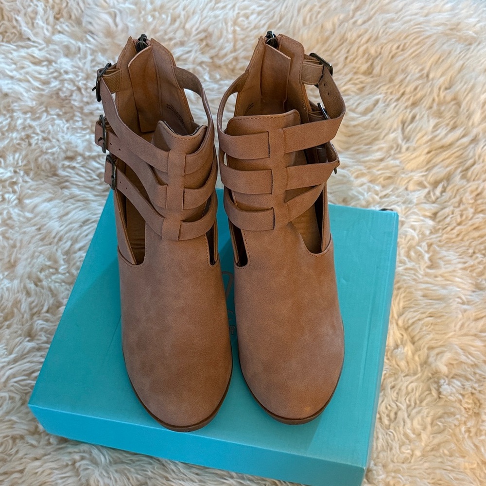 DE Blossom Collextion Stylish Tan Women's Ankle Boots with buckles